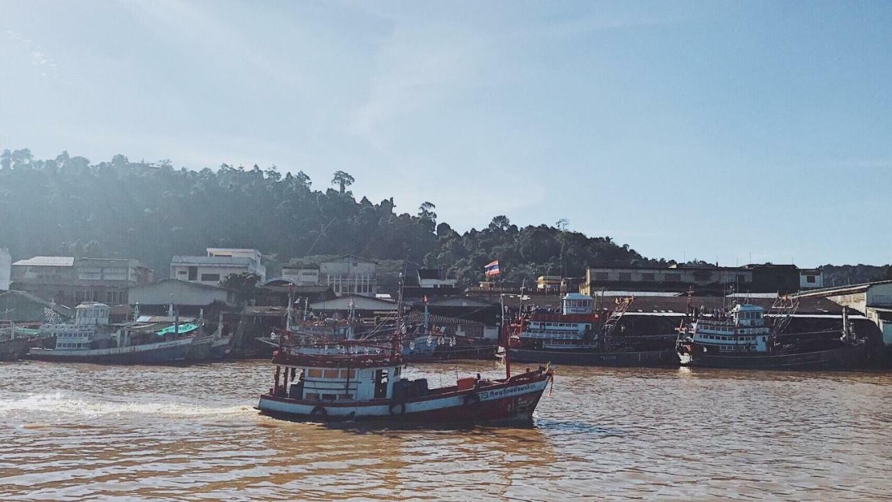 Rub Lom Chom Klong Homestay Chumphon Exterior photo